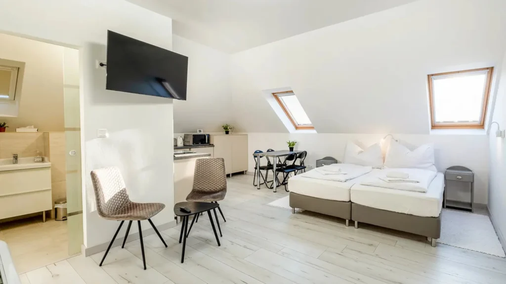 ZEN Centrál Apartmanokat, akik bebizonyítják, hogy a stílus és a kényelem Veszprém szívében találkozik.